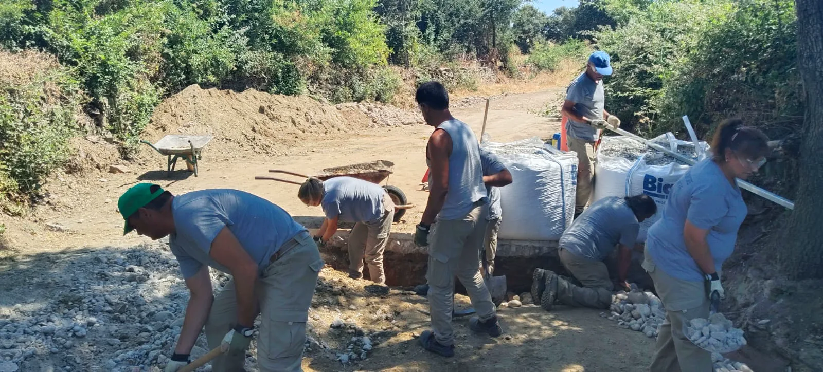 Alumnado del programa realizando trabajos con piedra en seco